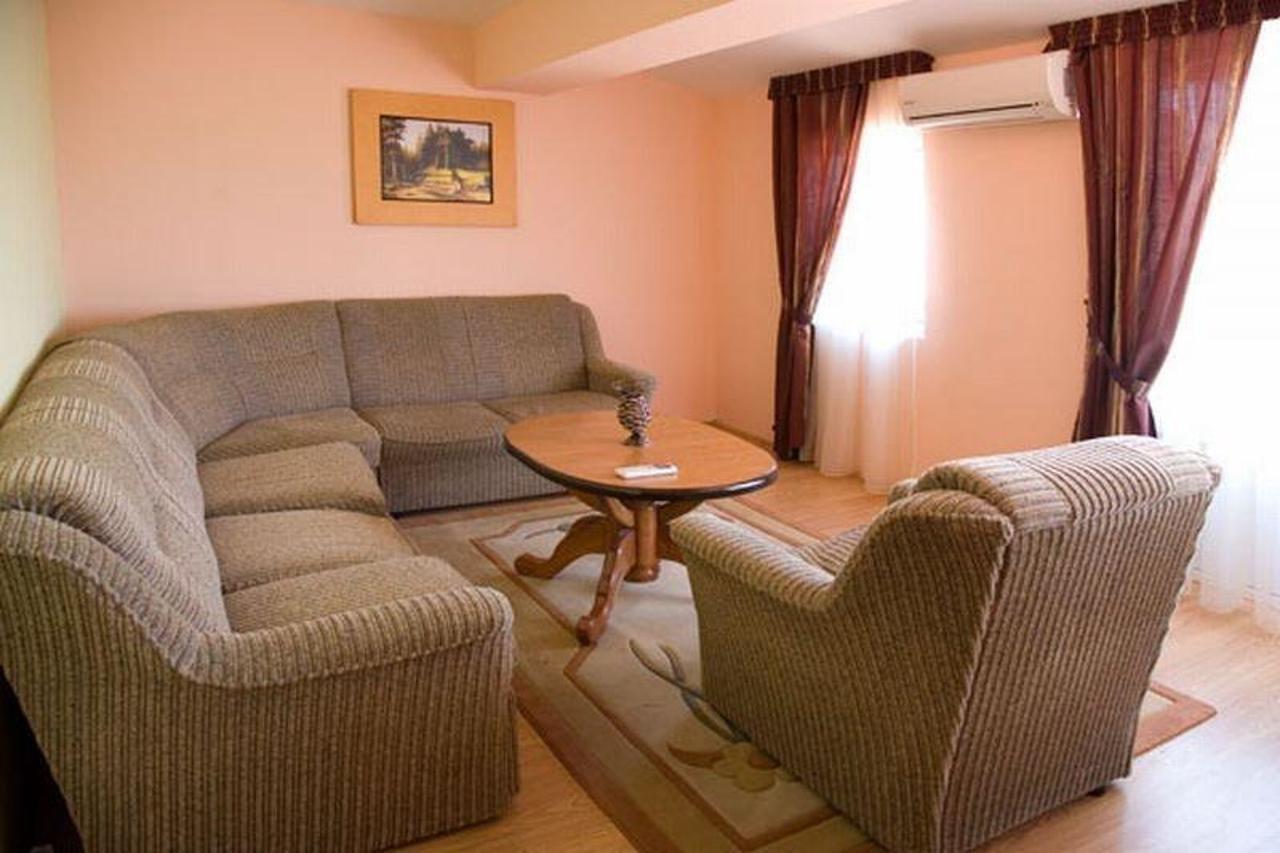 Uni Palas Kavadartsi Extérieur photo