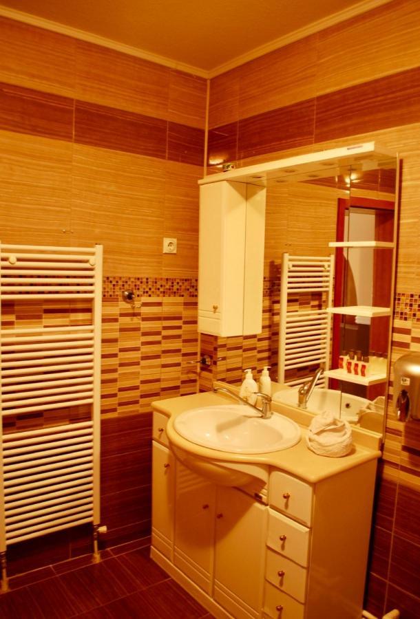 Uni Palas Kavadartsi Extérieur photo